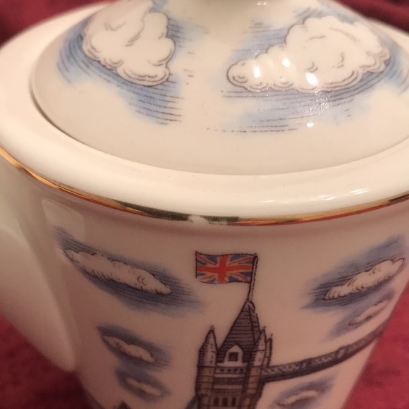 The Tower and Albert Bridges Single Teapot and Cup - Picture 8 of 12